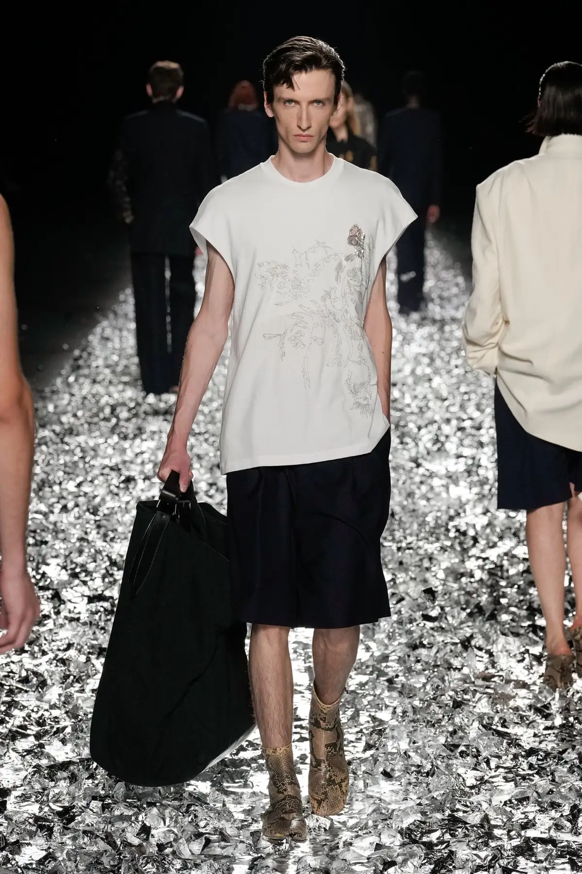 Dries Van Noten fait ses adieux avec un défilé pour l'éternité