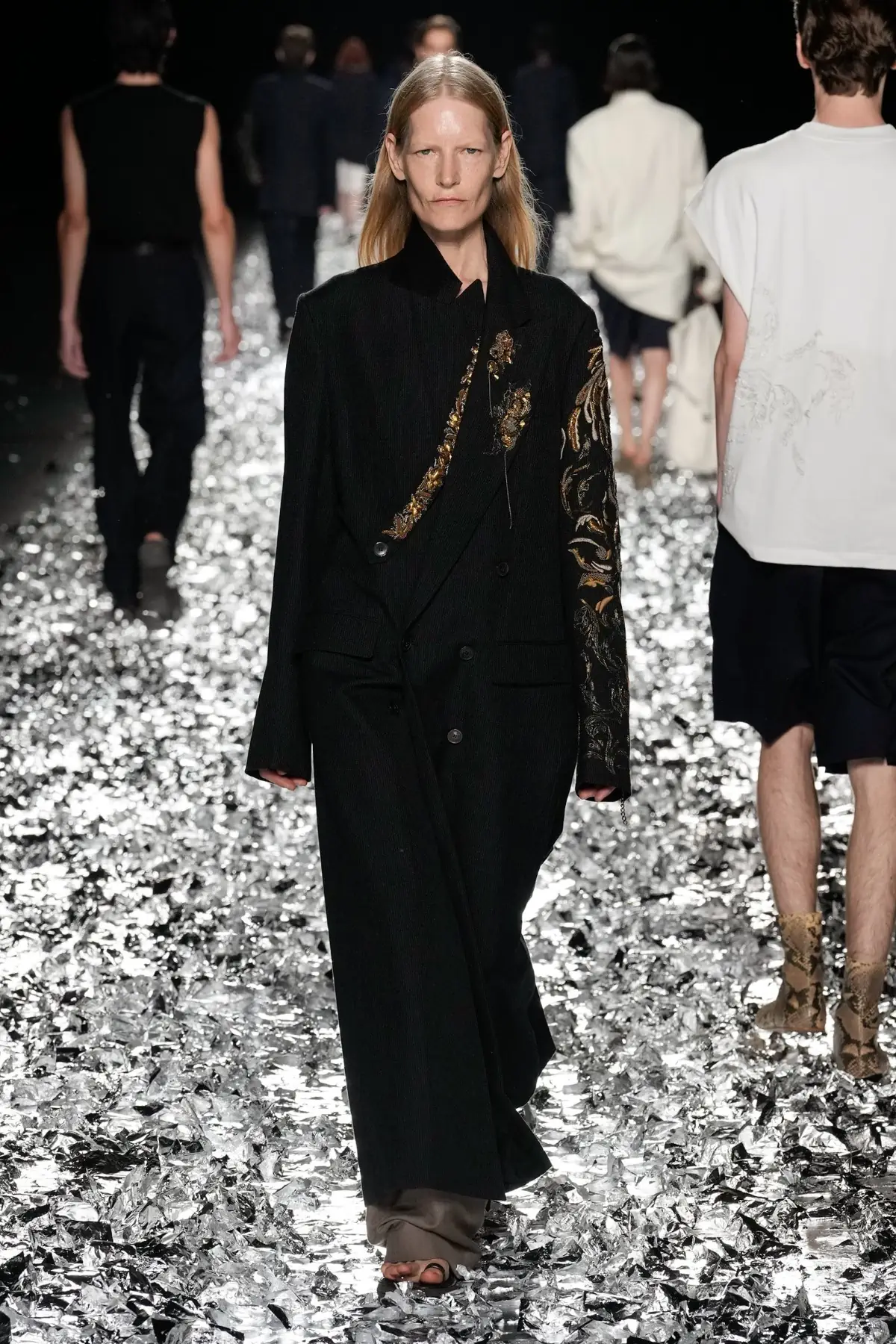 Dries Van Noten fait ses adieux avec un défilé pour l'éternité
