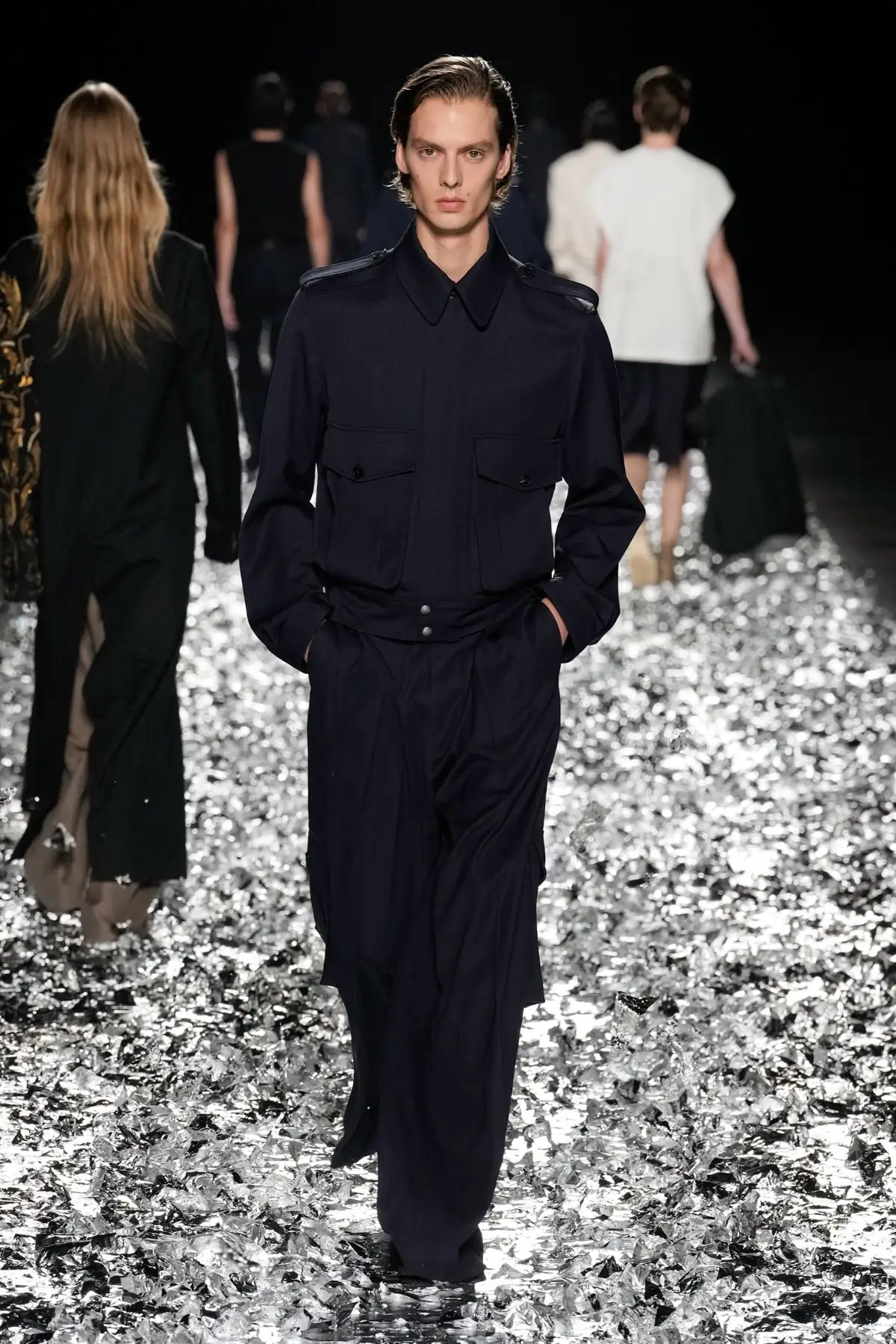 Dries Van Noten fait ses adieux avec un défilé pour l'éternité