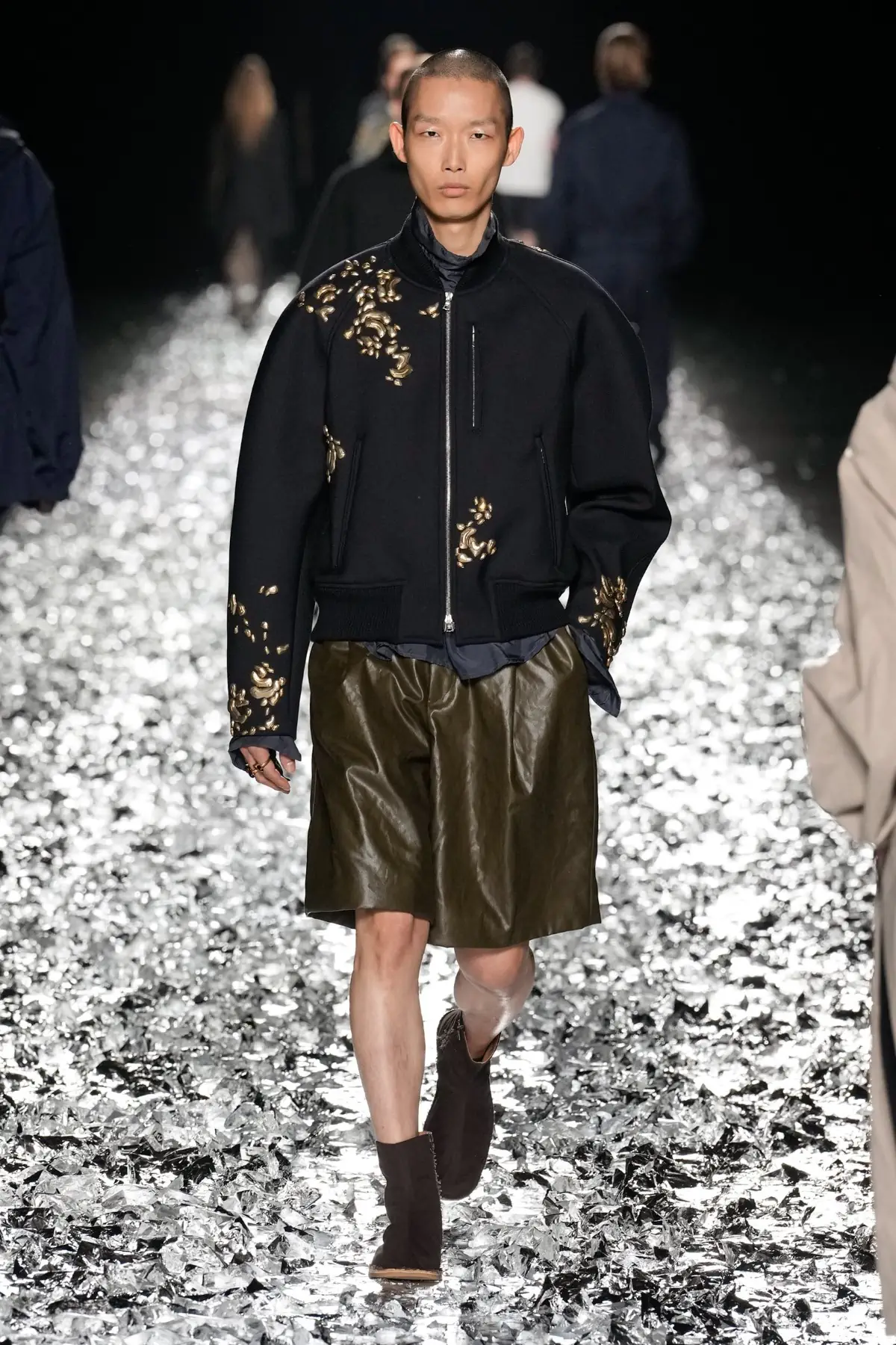 Dries Van Noten fait ses adieux avec un défilé pour l'éternité