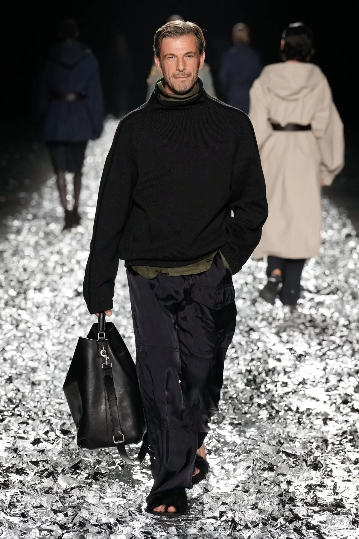 Dries Van Noten fait ses adieux avec un défilé pour l'éternité