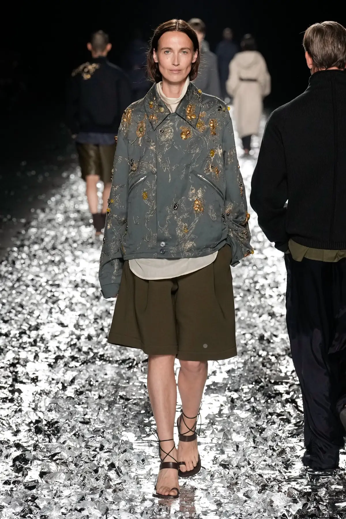 Dries Van Noten fait ses adieux avec un défilé pour l'éternité