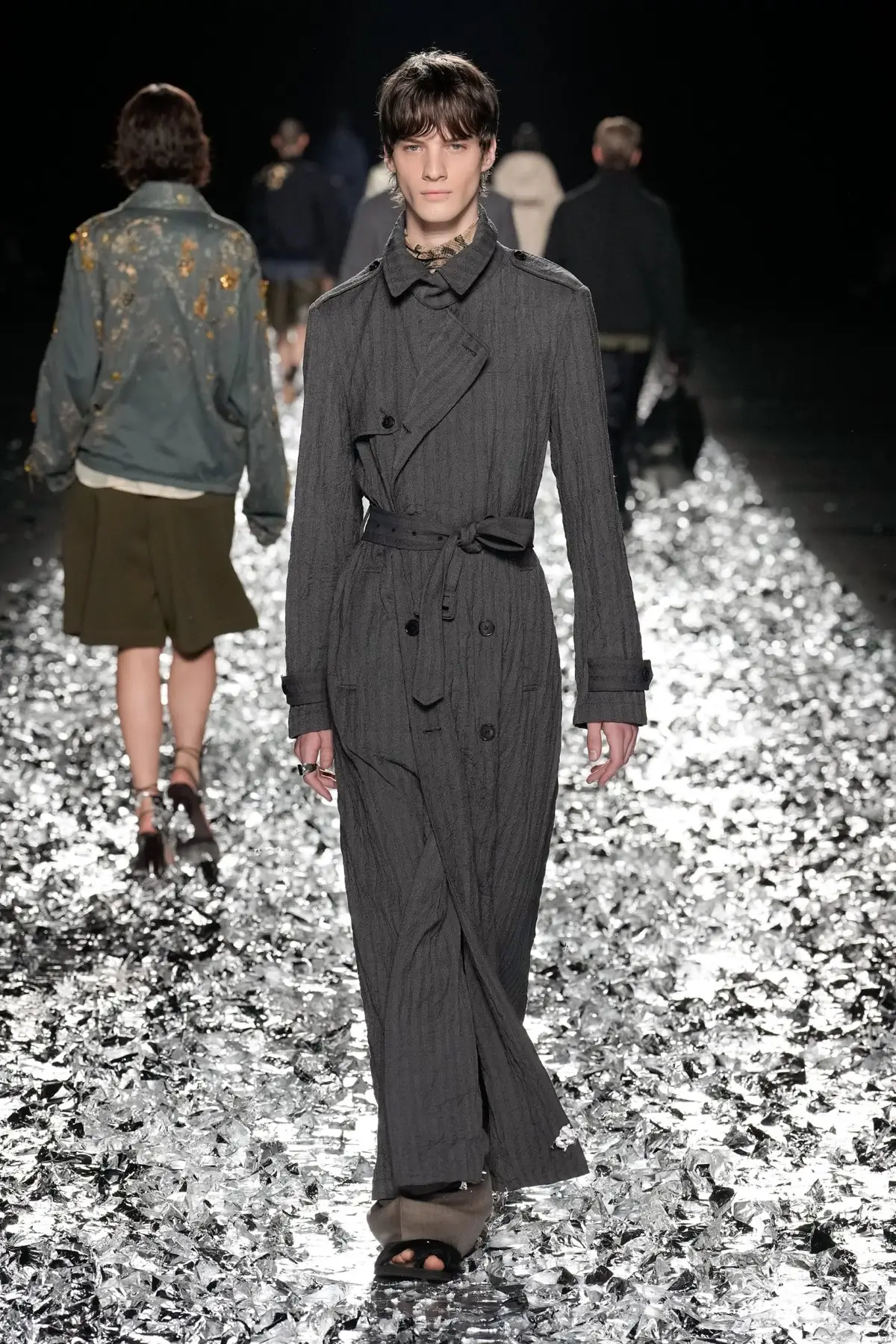 Dries Van Noten fait ses adieux avec un défilé pour l'éternité