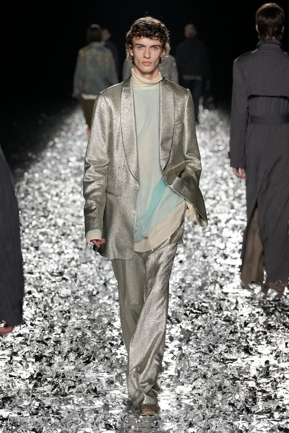 Dries Van Noten fait ses adieux avec un défilé pour l'éternité