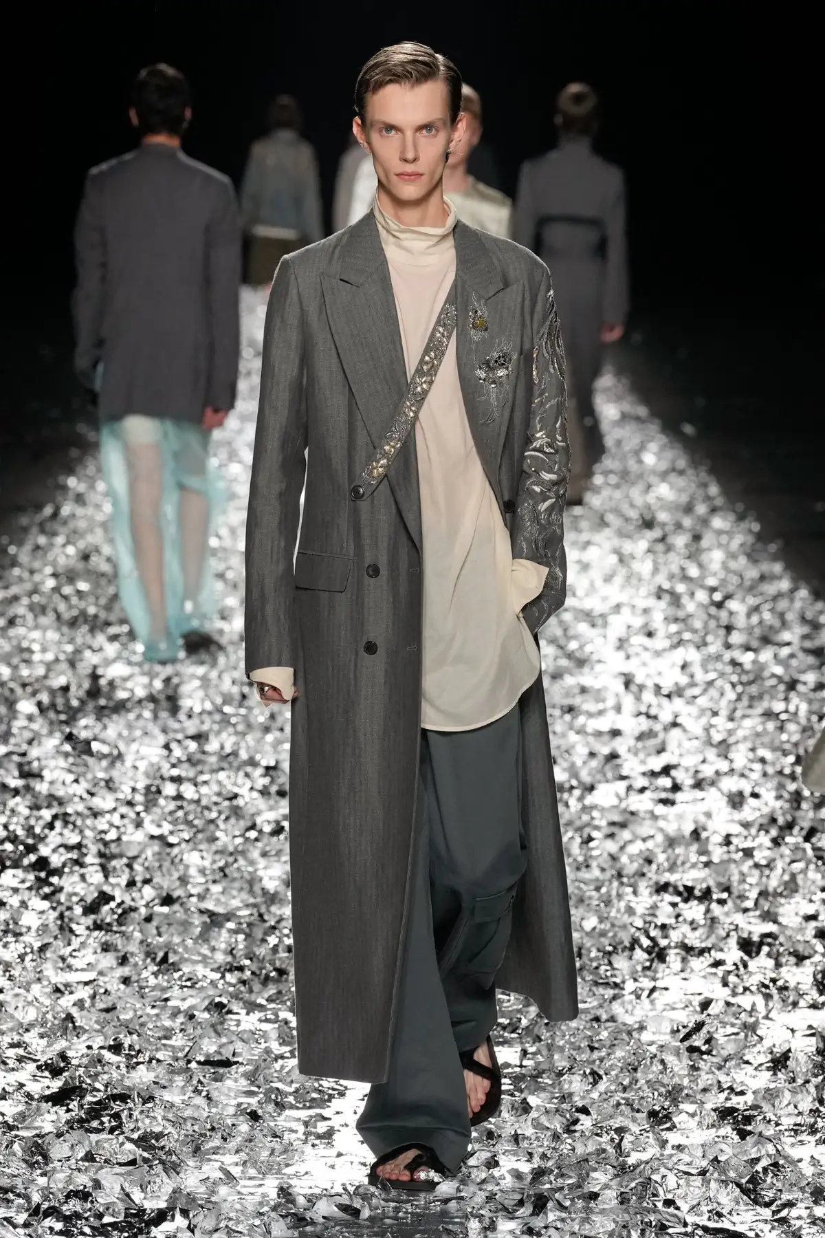 Dries Van Noten fait ses adieux avec un défilé pour l'éternité