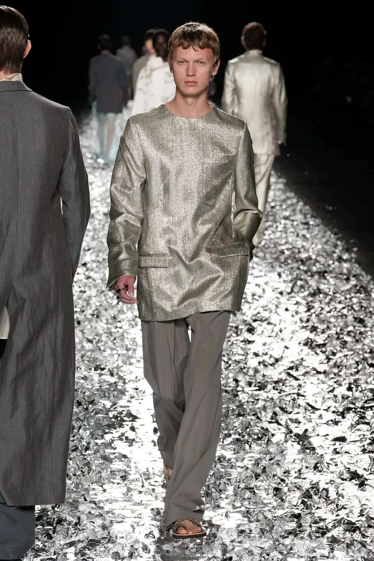 Dries Van Noten fait ses adieux avec un défilé pour l'éternité