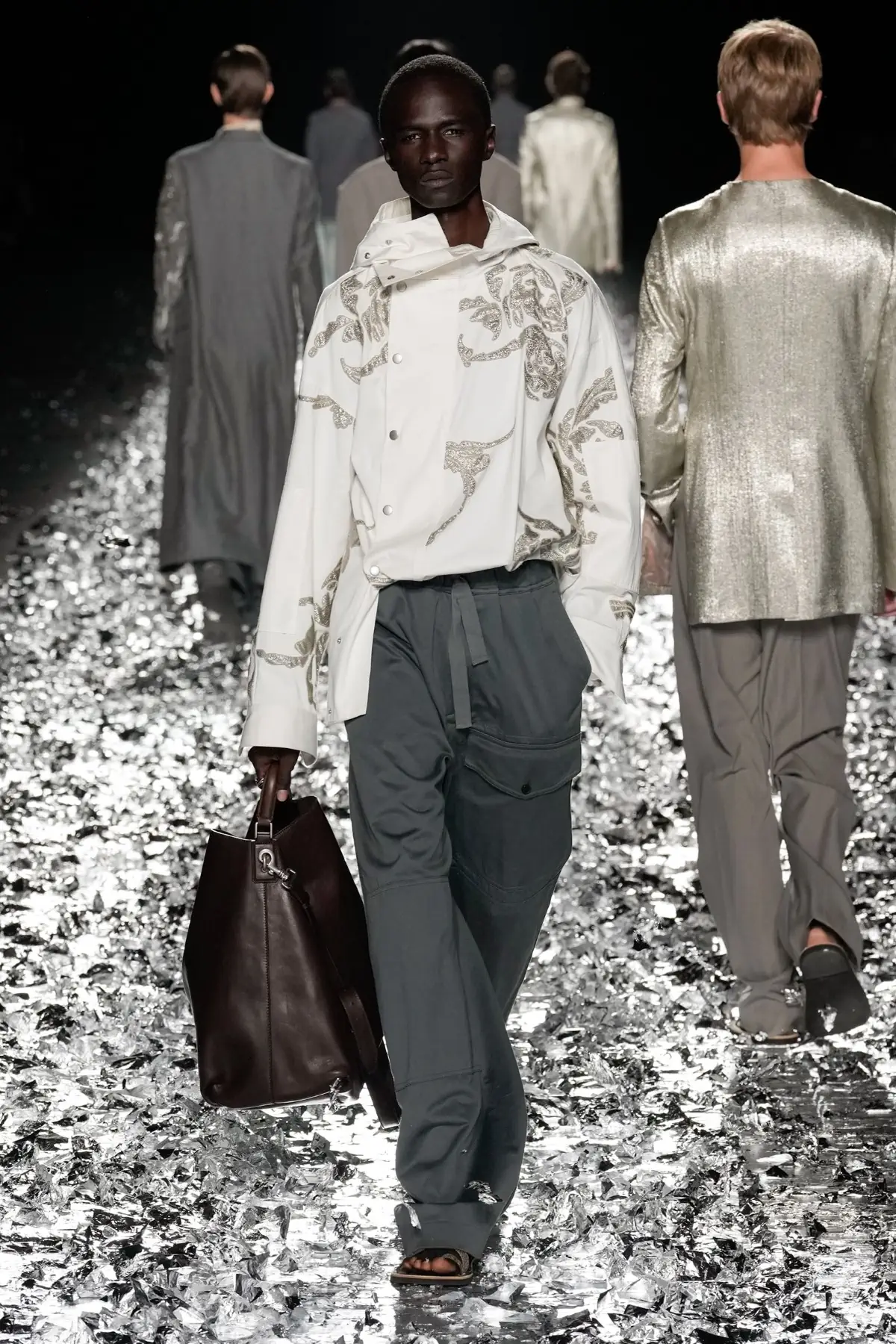 Dries Van Noten fait ses adieux avec un défilé pour l'éternité