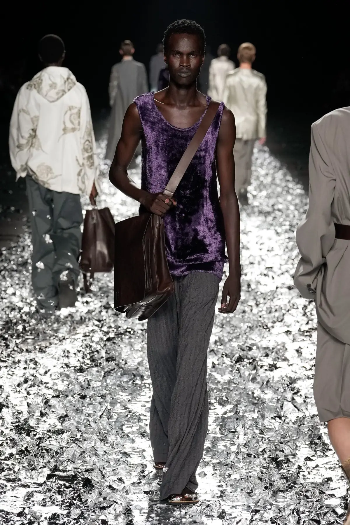 Dries Van Noten fait ses adieux avec un défilé pour l'éternité