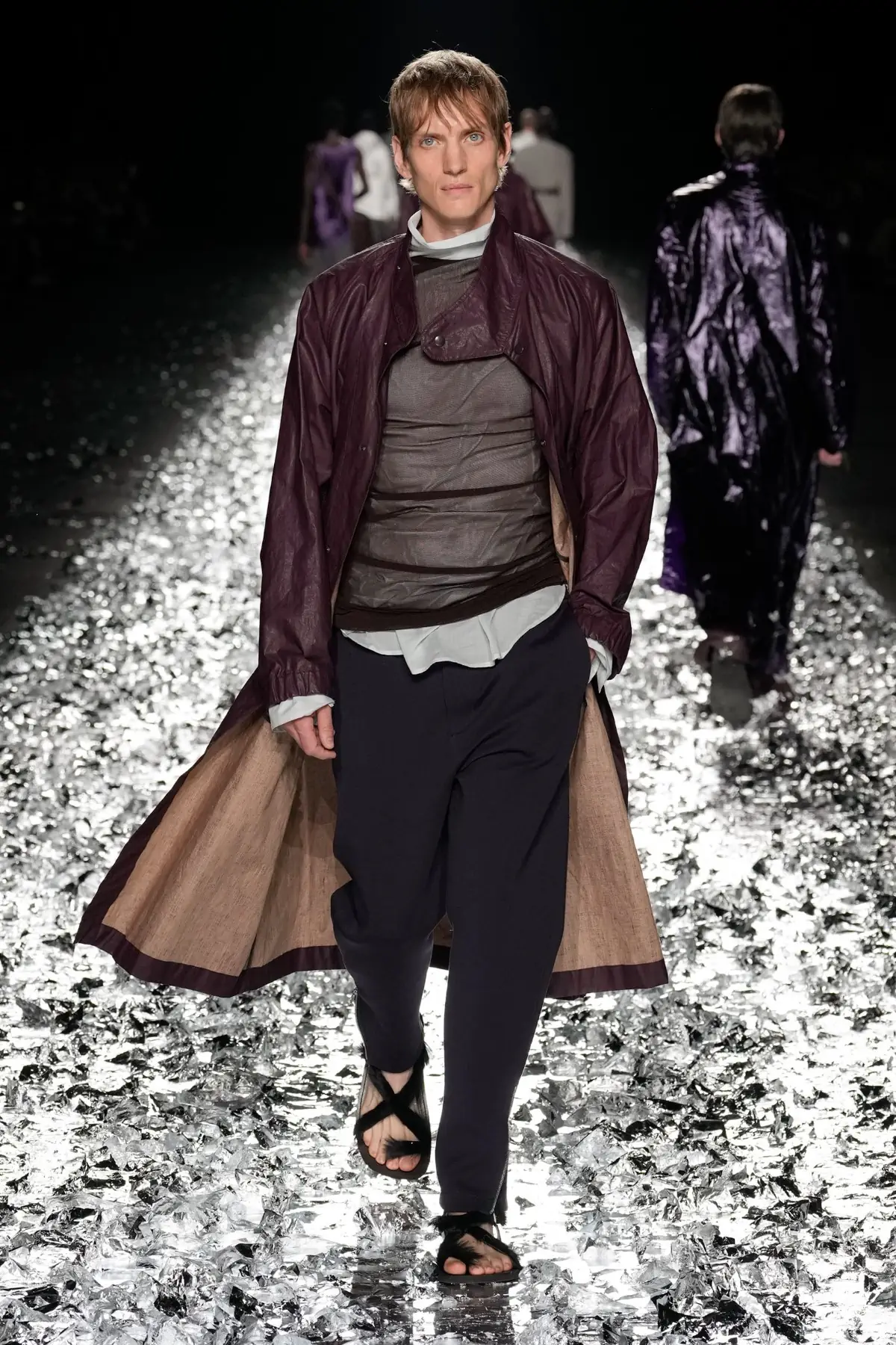 Dries Van Noten fait ses adieux avec un défilé pour l'éternité