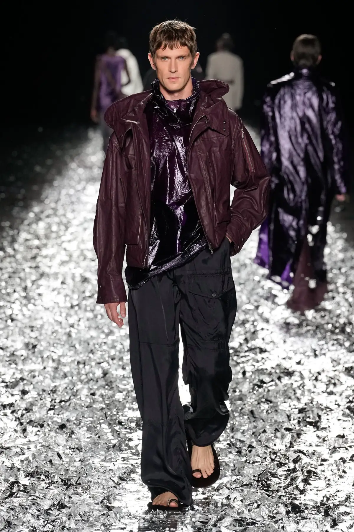 Dries Van Noten fait ses adieux avec un défilé pour l'éternité