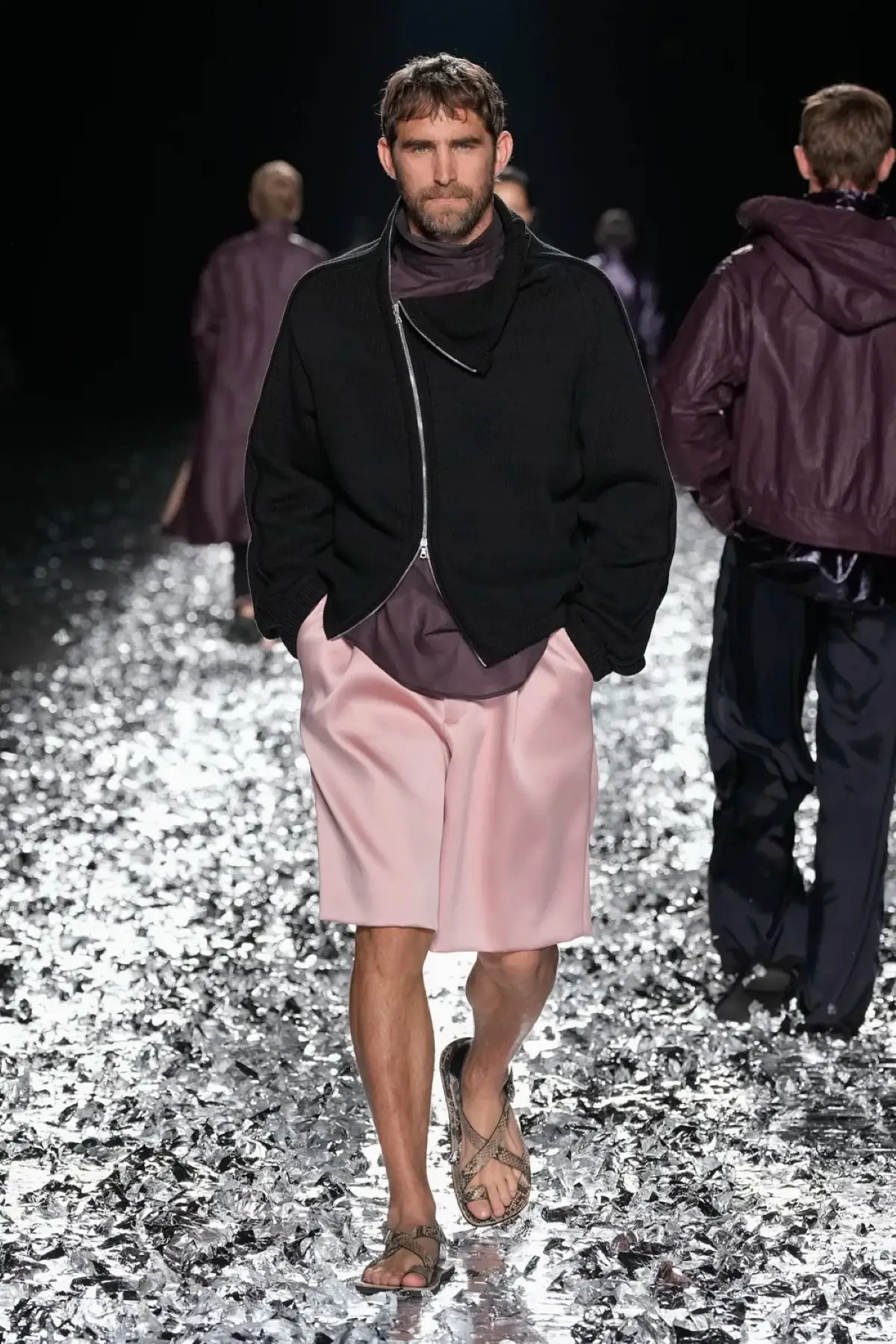 Dries Van Noten fait ses adieux avec un défilé pour l'éternité
