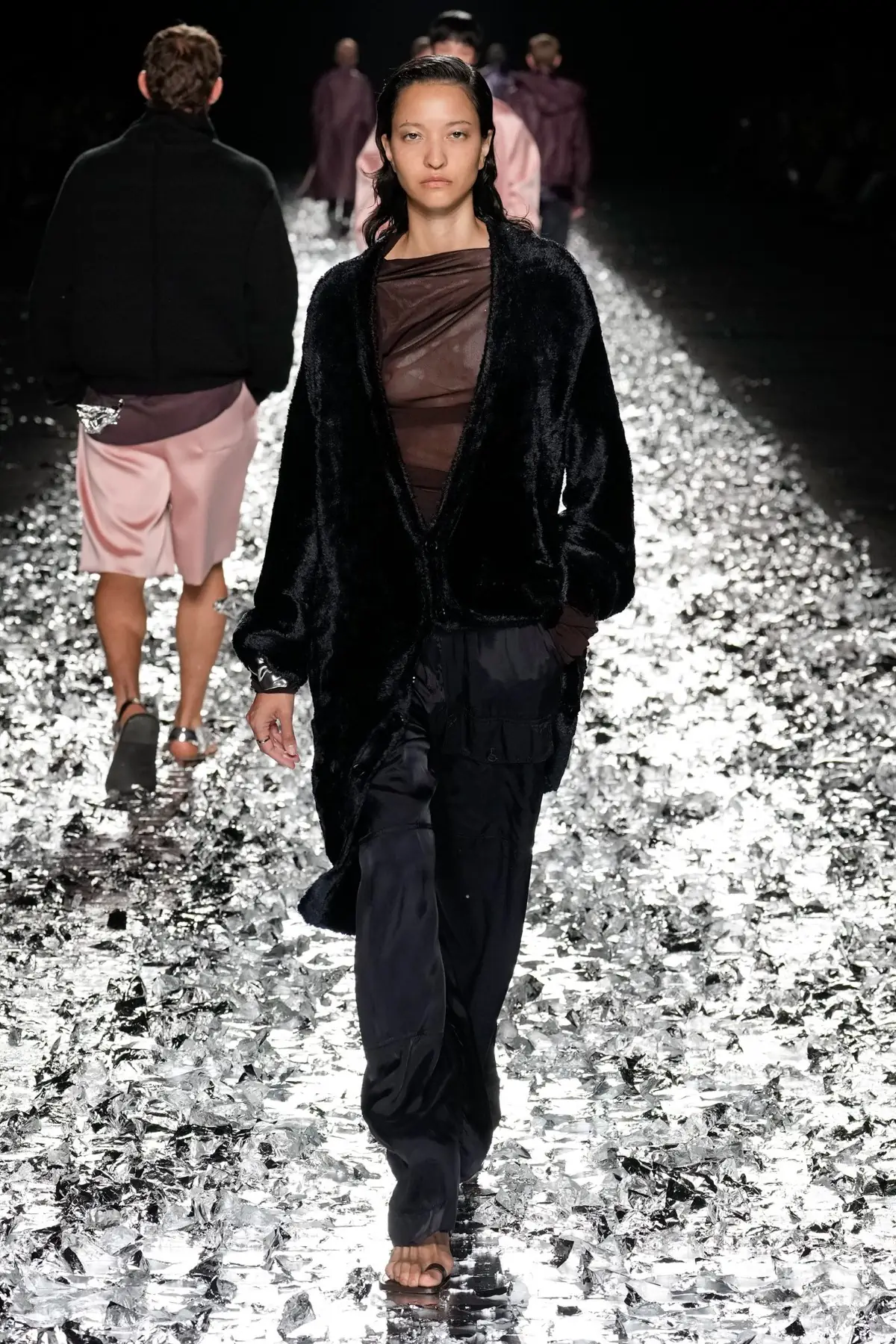 Dries Van Noten fait ses adieux avec un défilé pour l'éternité