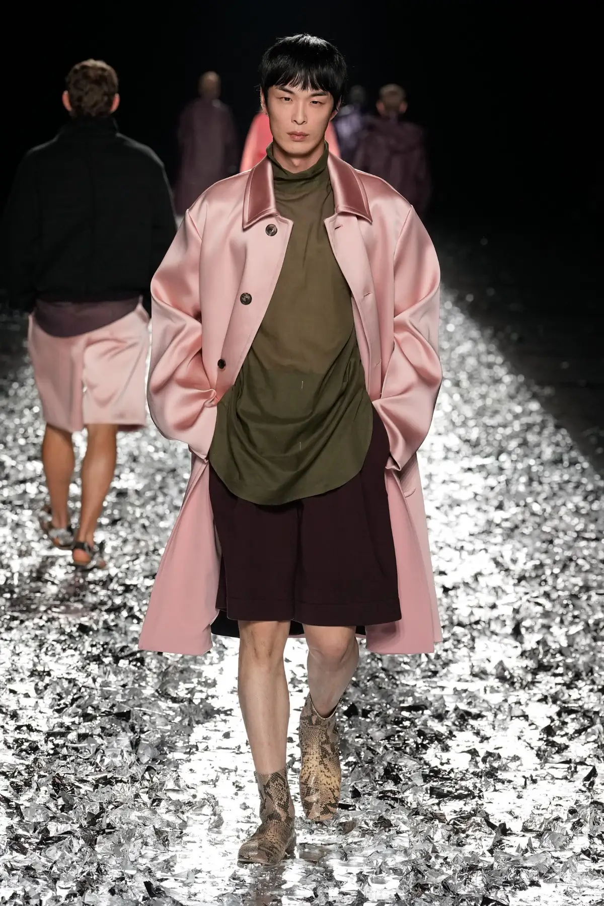 Dries Van Noten fait ses adieux avec un défilé pour l'éternité