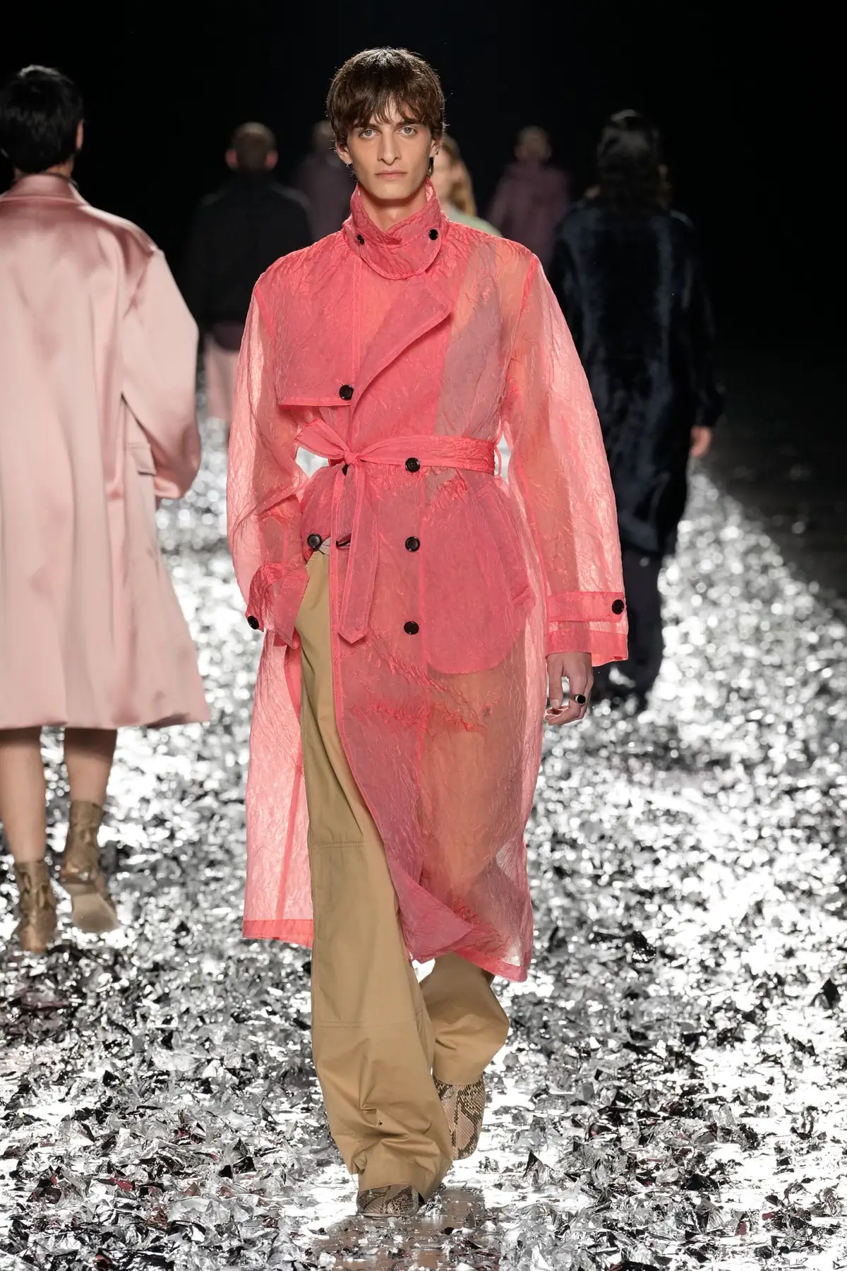 Dries Van Noten fait ses adieux avec un défilé pour l'éternité