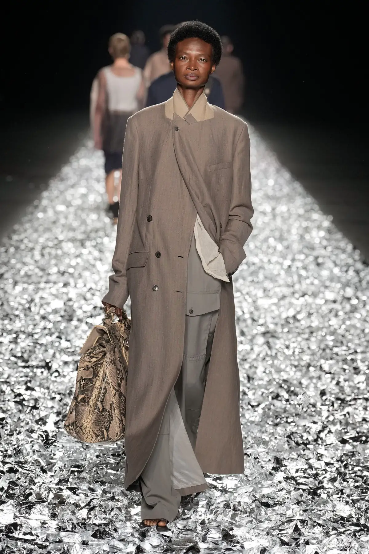 Dries Van Noten fait ses adieux avec un défilé pour l'éternité