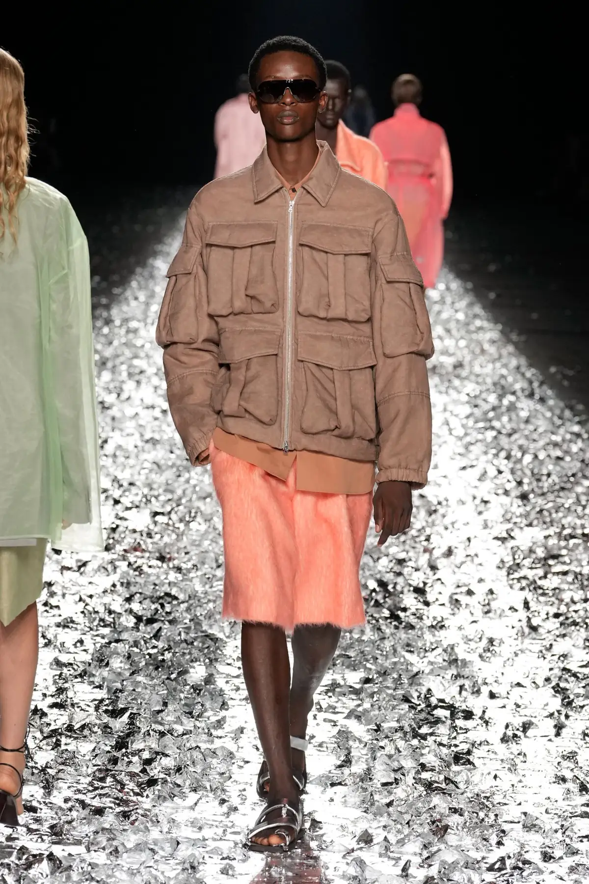 Dries Van Noten fait ses adieux avec un défilé pour l'éternité