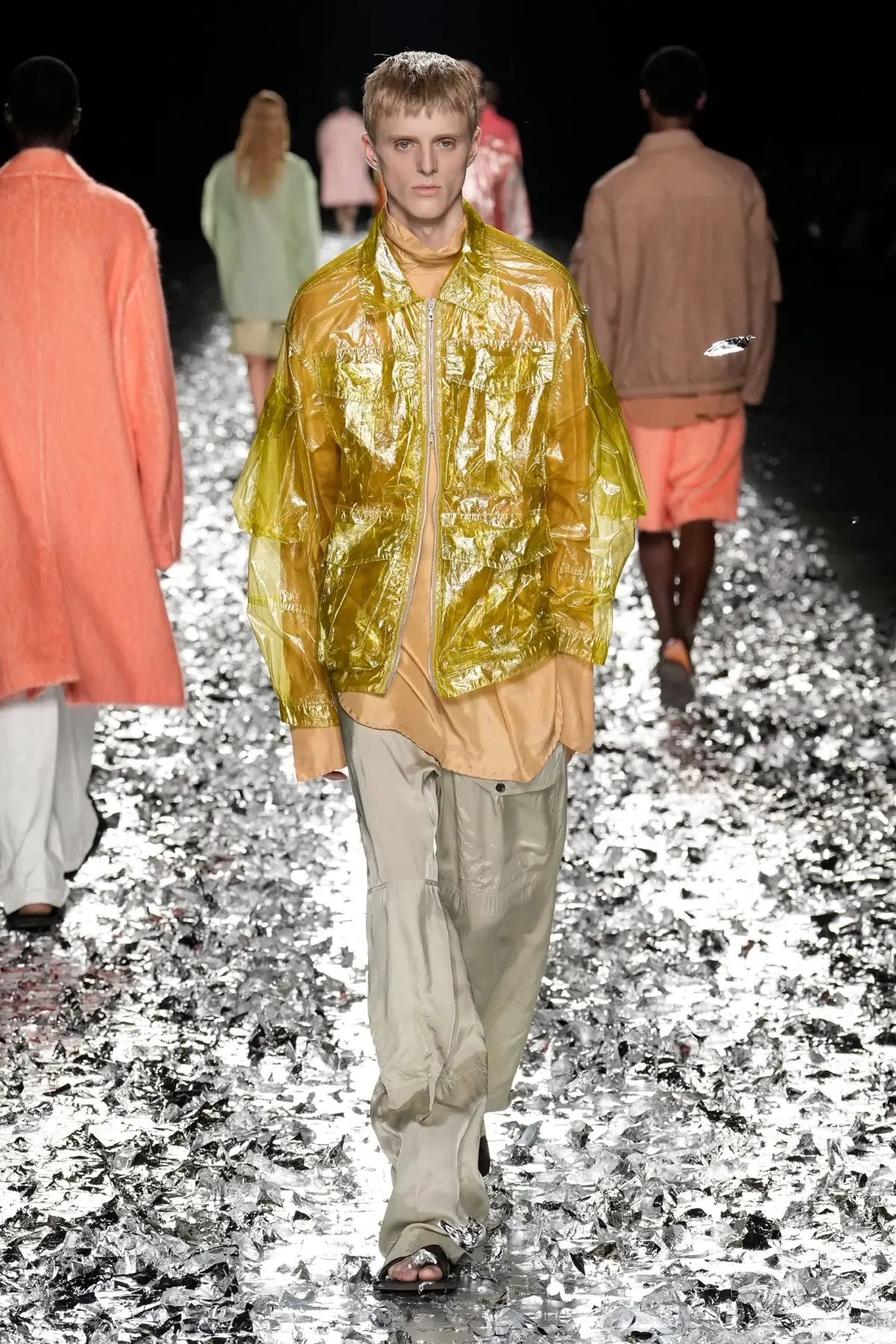 Dries Van Noten fait ses adieux avec un défilé pour l'éternité