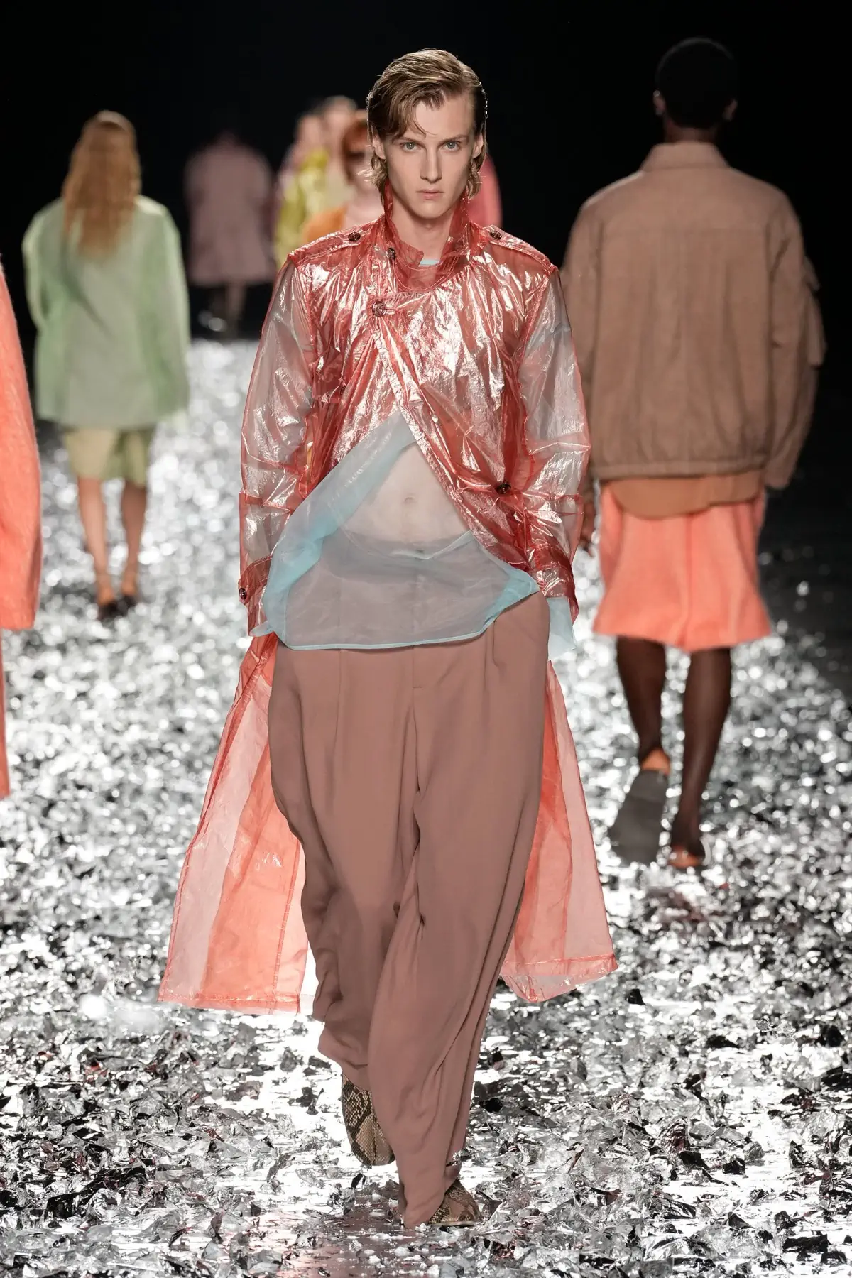Dries Van Noten fait ses adieux avec un défilé pour l'éternité