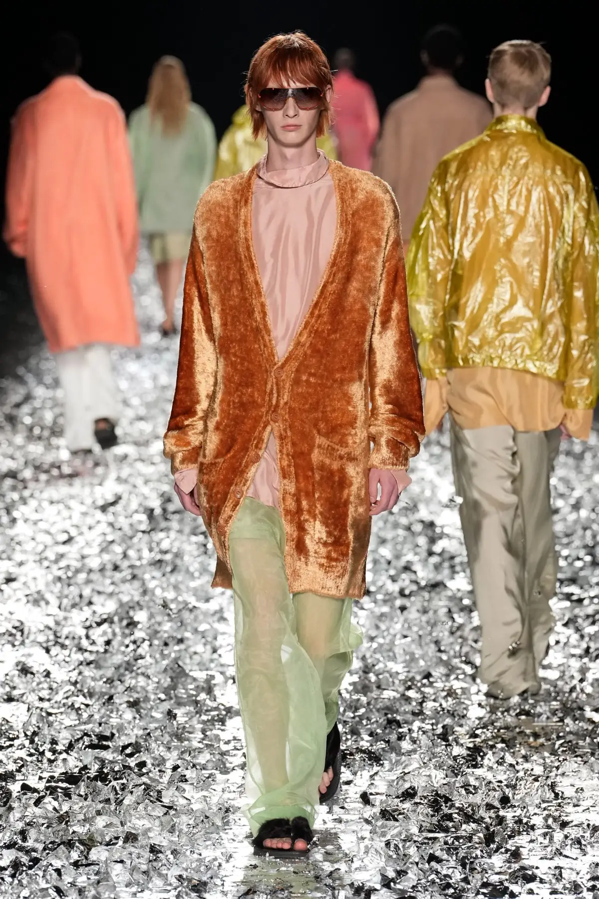Dries Van Noten fait ses adieux avec un défilé pour l'éternité