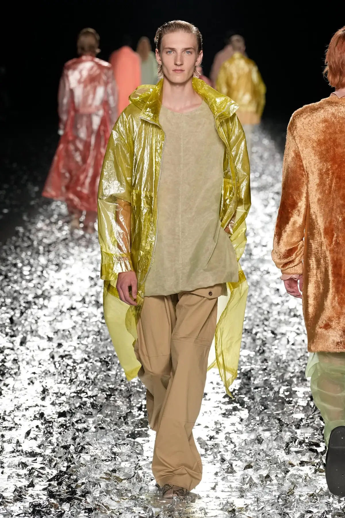 Dries Van Noten fait ses adieux avec un défilé pour l'éternité