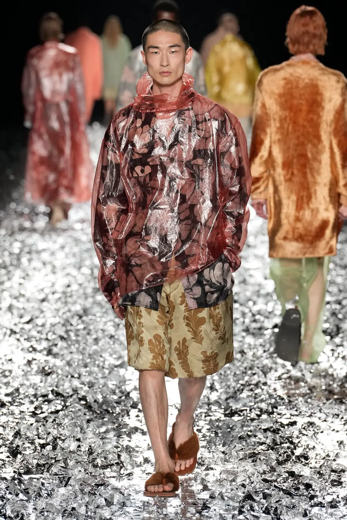 Dries Van Noten fait ses adieux avec un défilé pour l'éternité