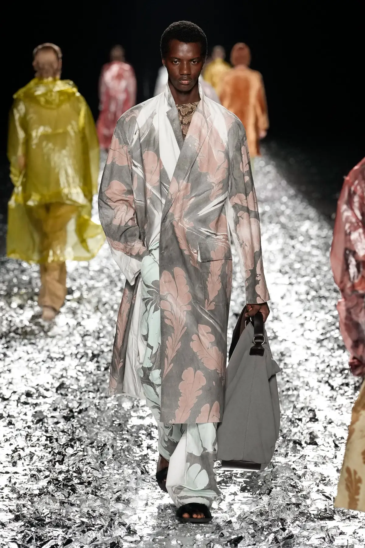 Dries Van Noten fait ses adieux avec un défilé pour l'éternité