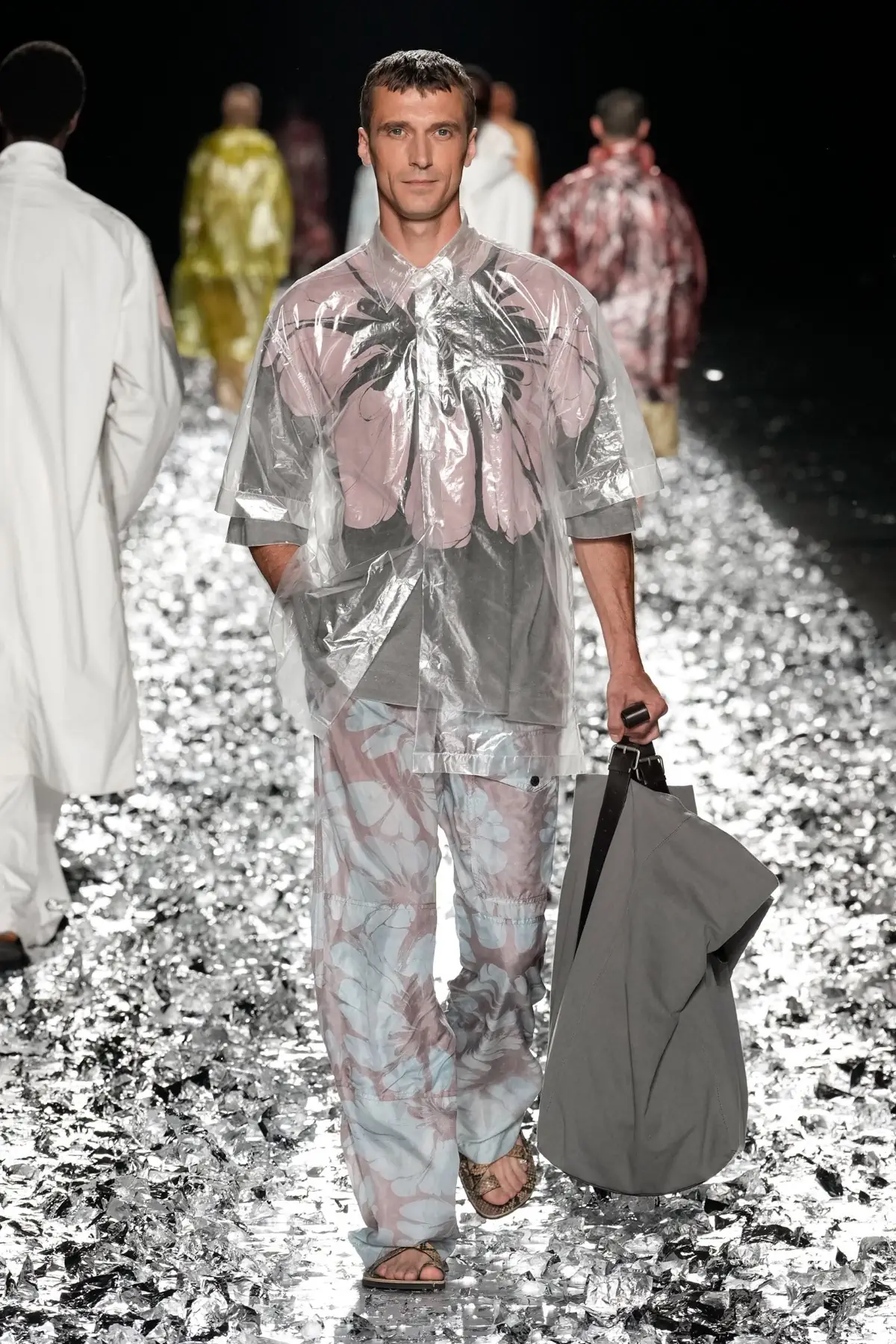 Dries Van Noten fait ses adieux avec un défilé pour l'éternité