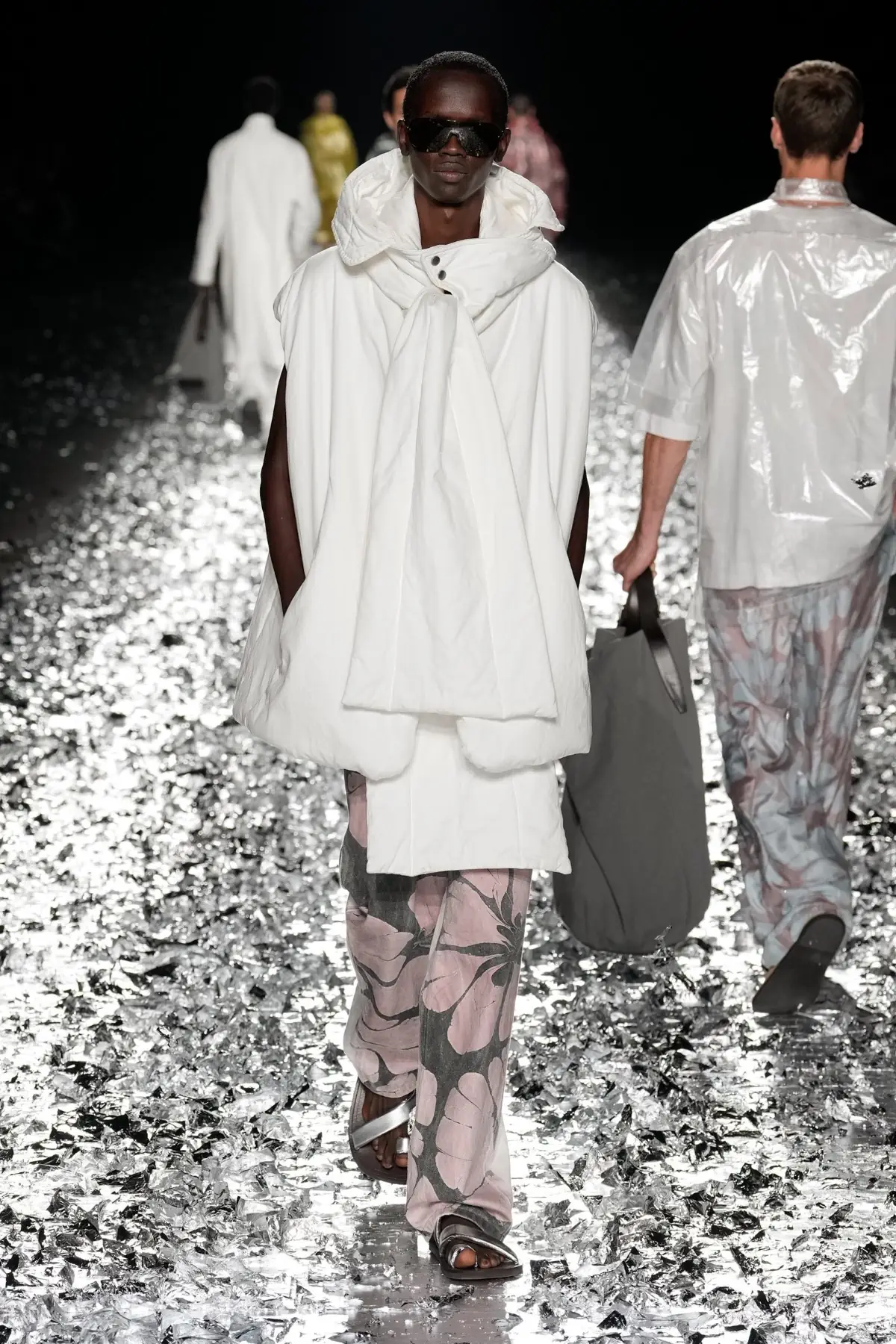 Dries Van Noten fait ses adieux avec un défilé pour l'éternité