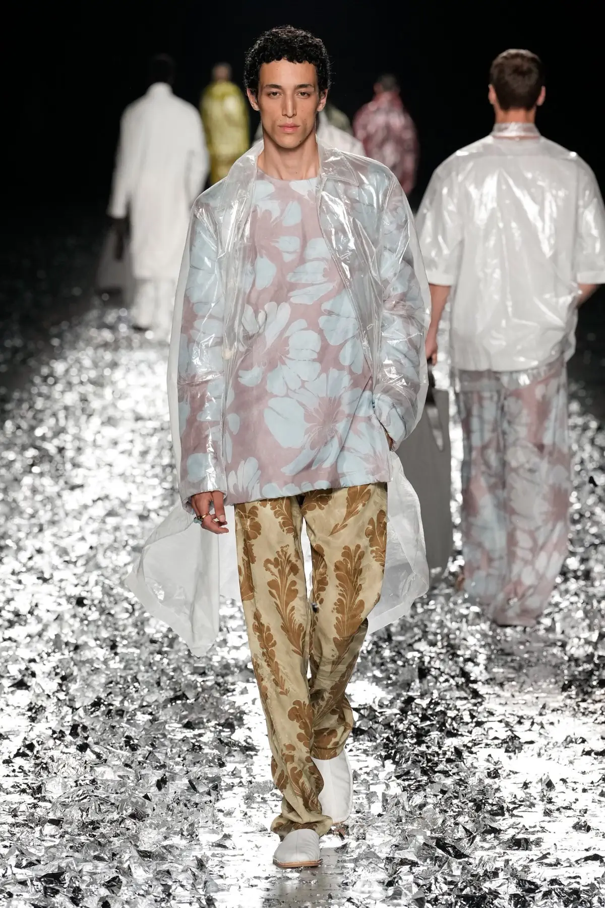 Dries Van Noten fait ses adieux avec un défilé pour l'éternité