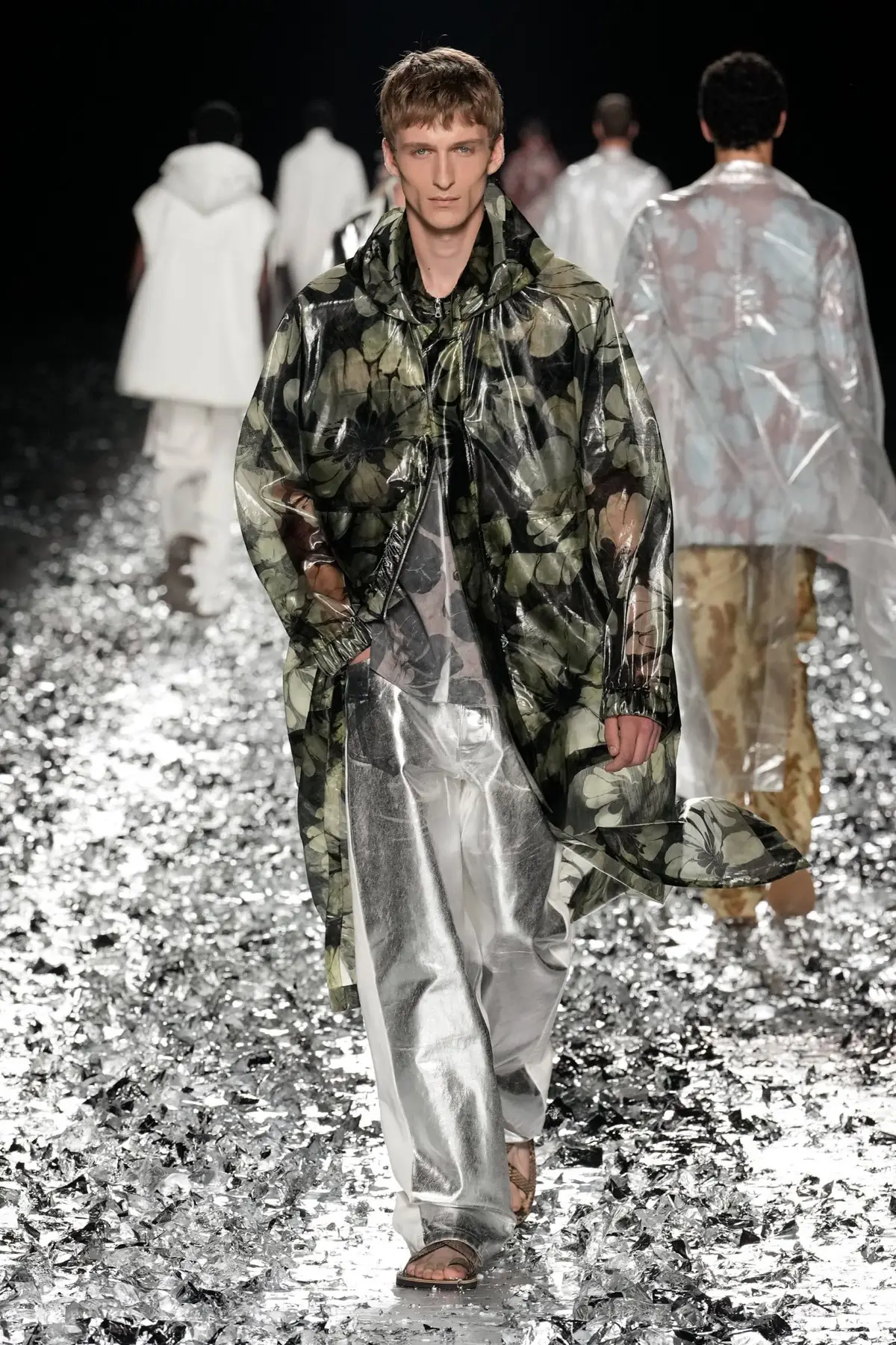 Dries Van Noten fait ses adieux avec un défilé pour l'éternité