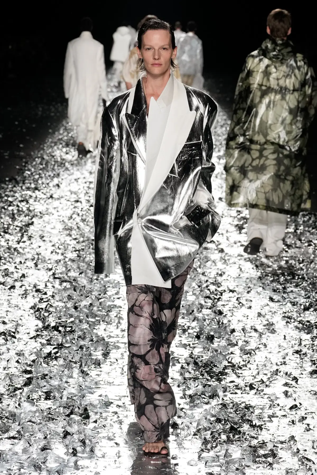 Dries Van Noten fait ses adieux avec un défilé pour l'éternité