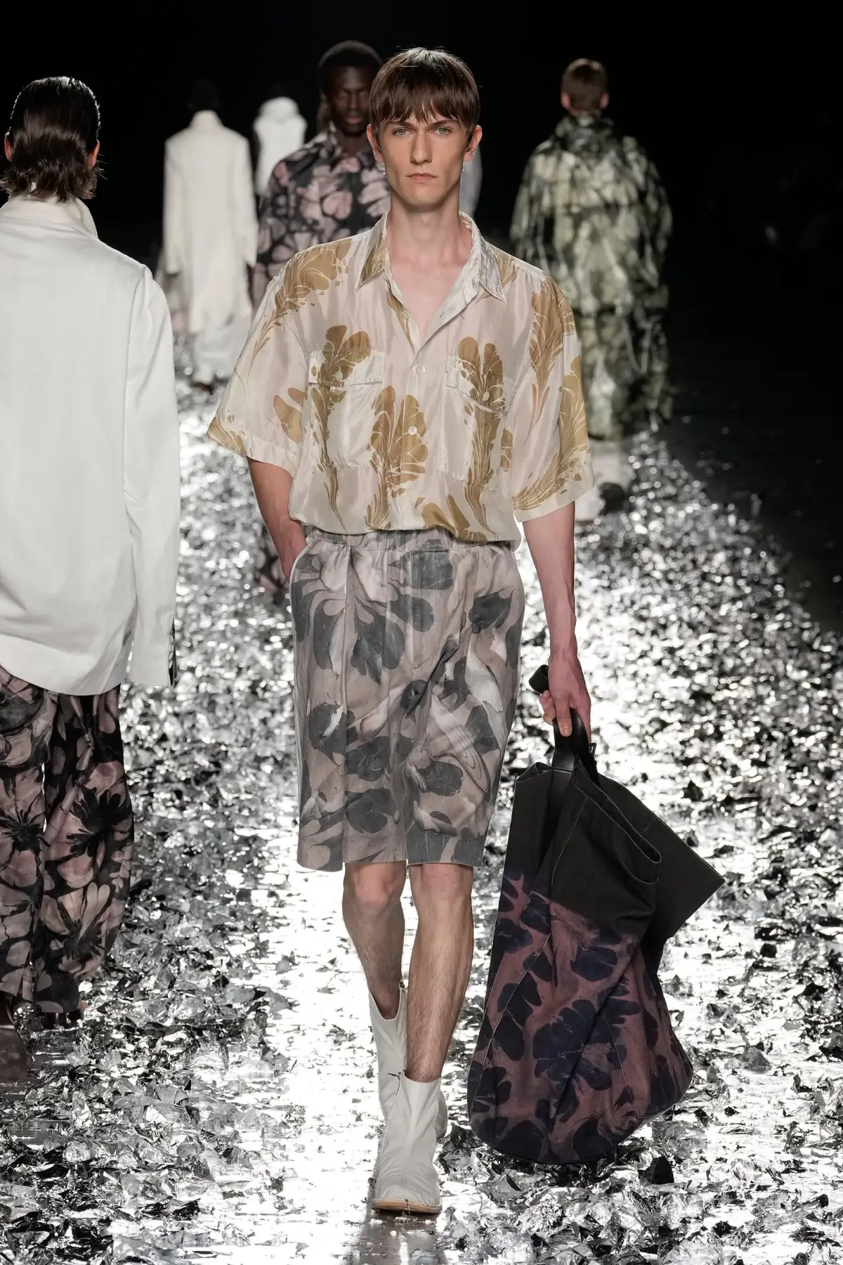 Dries Van Noten fait ses adieux avec un défilé pour l'éternité
