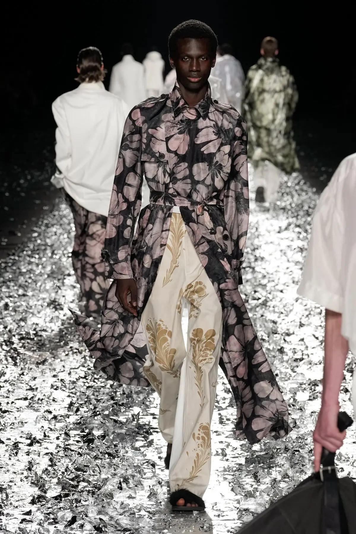 Dries Van Noten fait ses adieux avec un défilé pour l'éternité