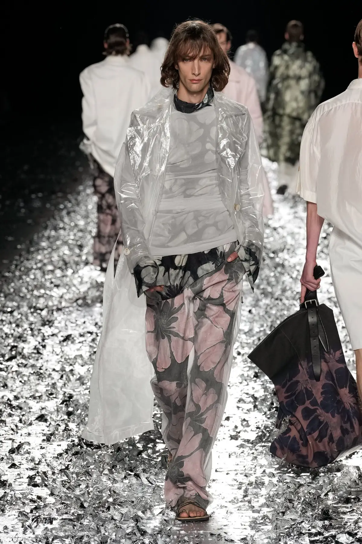 Dries Van Noten fait ses adieux avec un défilé pour l'éternité