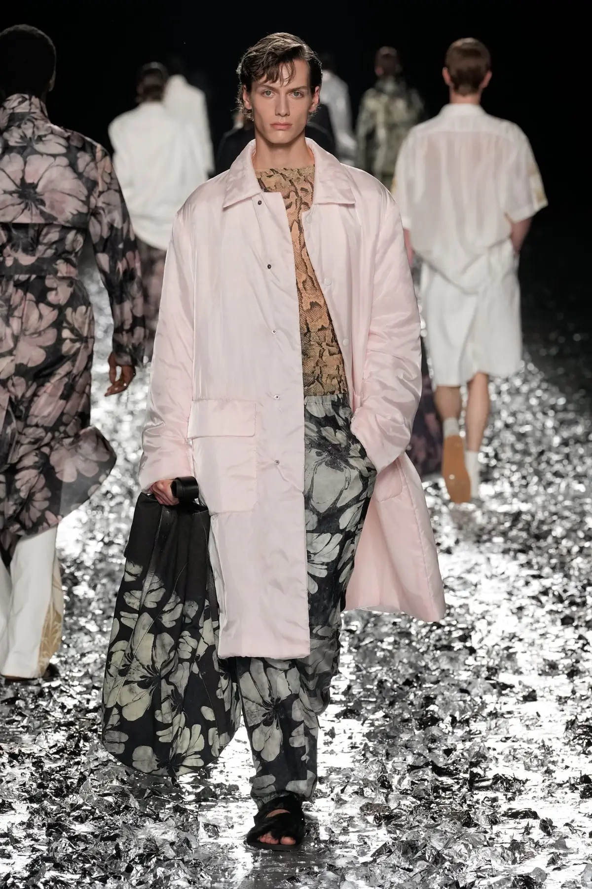 Dries Van Noten fait ses adieux avec un défilé pour l'éternité