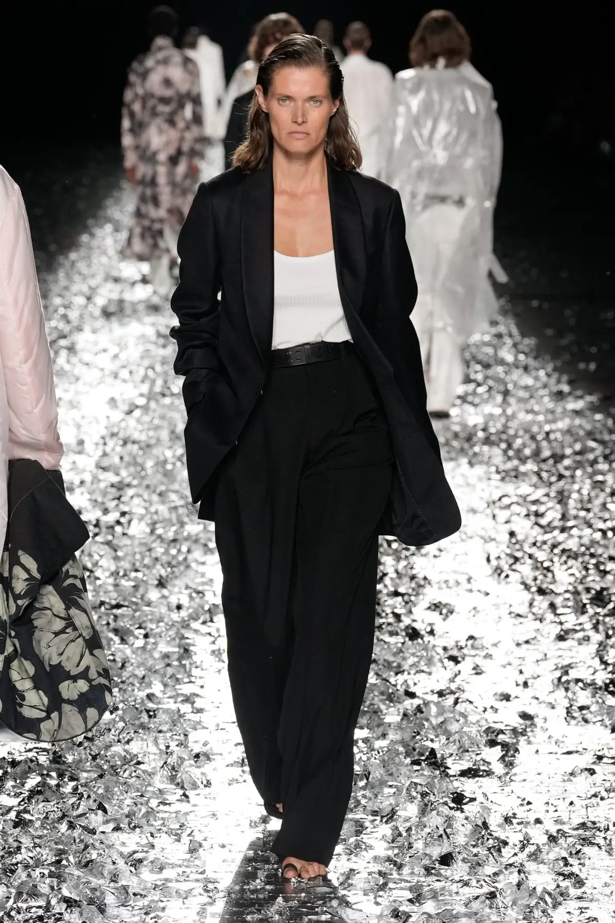 Dries Van Noten fait ses adieux avec un défilé pour l'éternité