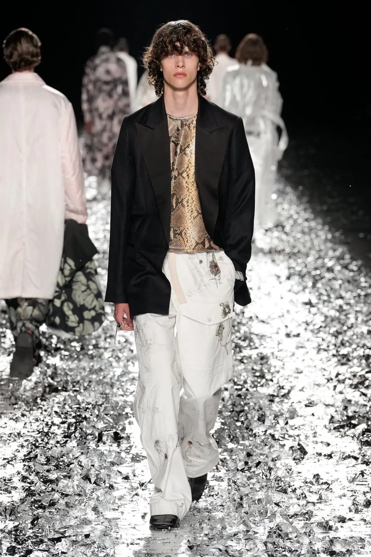 Dries Van Noten fait ses adieux avec un défilé pour l'éternité