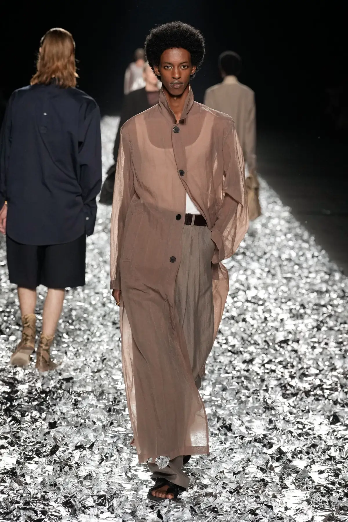 Dries Van Noten fait ses adieux avec un défilé pour l'éternité