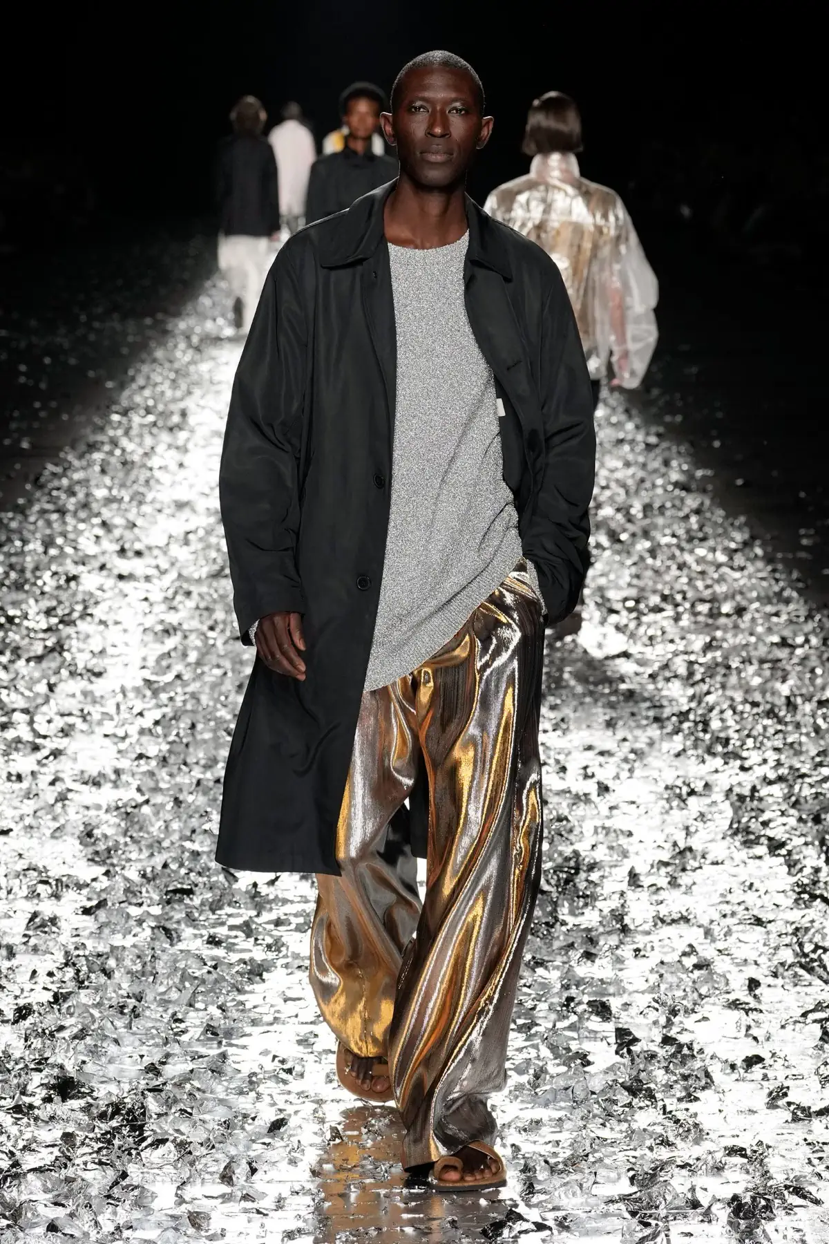 Dries Van Noten fait ses adieux avec un défilé pour l'éternité