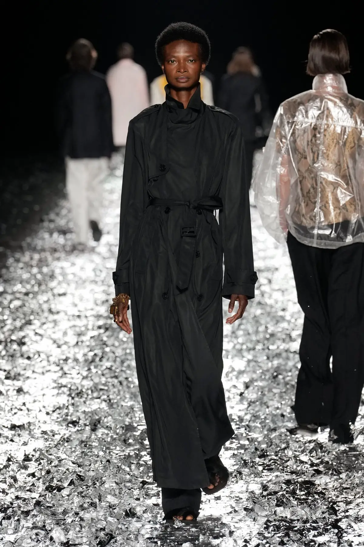 Dries Van Noten fait ses adieux avec un défilé pour l'éternité