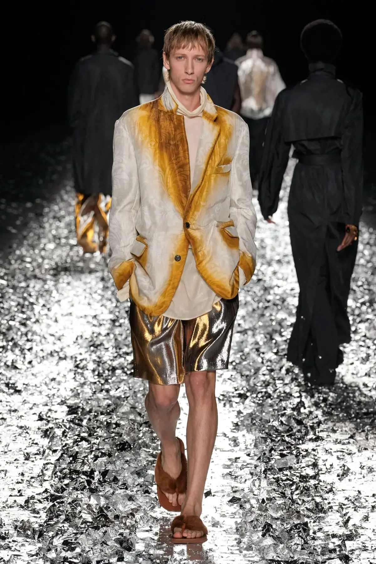 Dries Van Noten fait ses adieux avec un défilé pour l'éternité