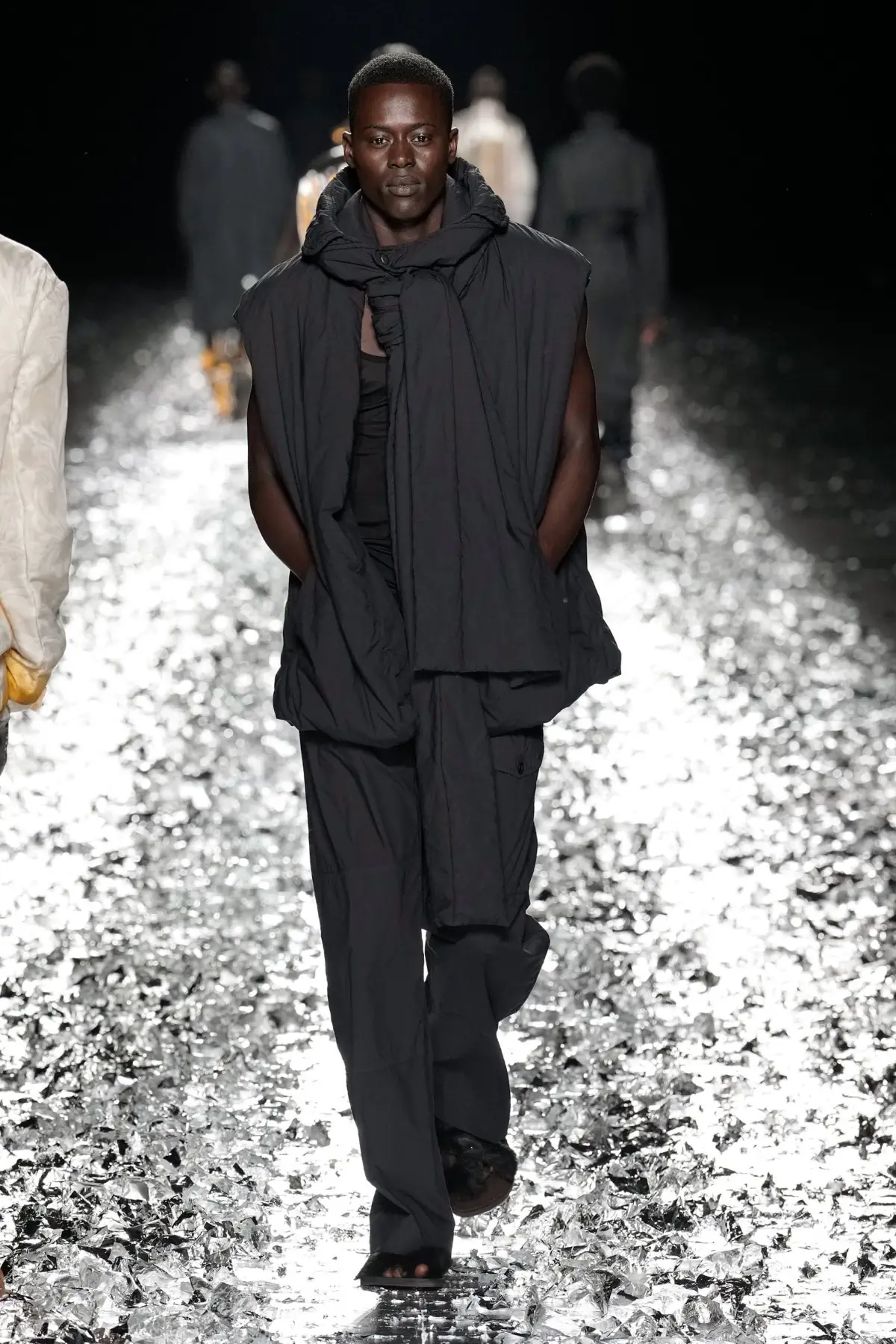 Dries Van Noten fait ses adieux avec un défilé pour l'éternité