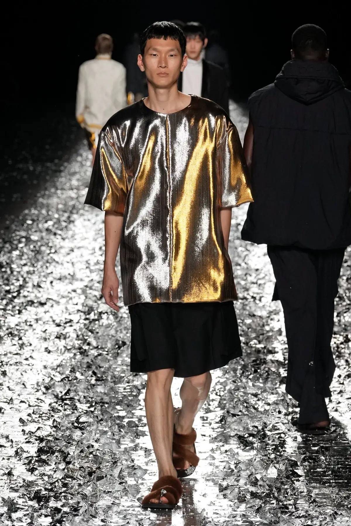 Dries Van Noten fait ses adieux avec un défilé pour l'éternité