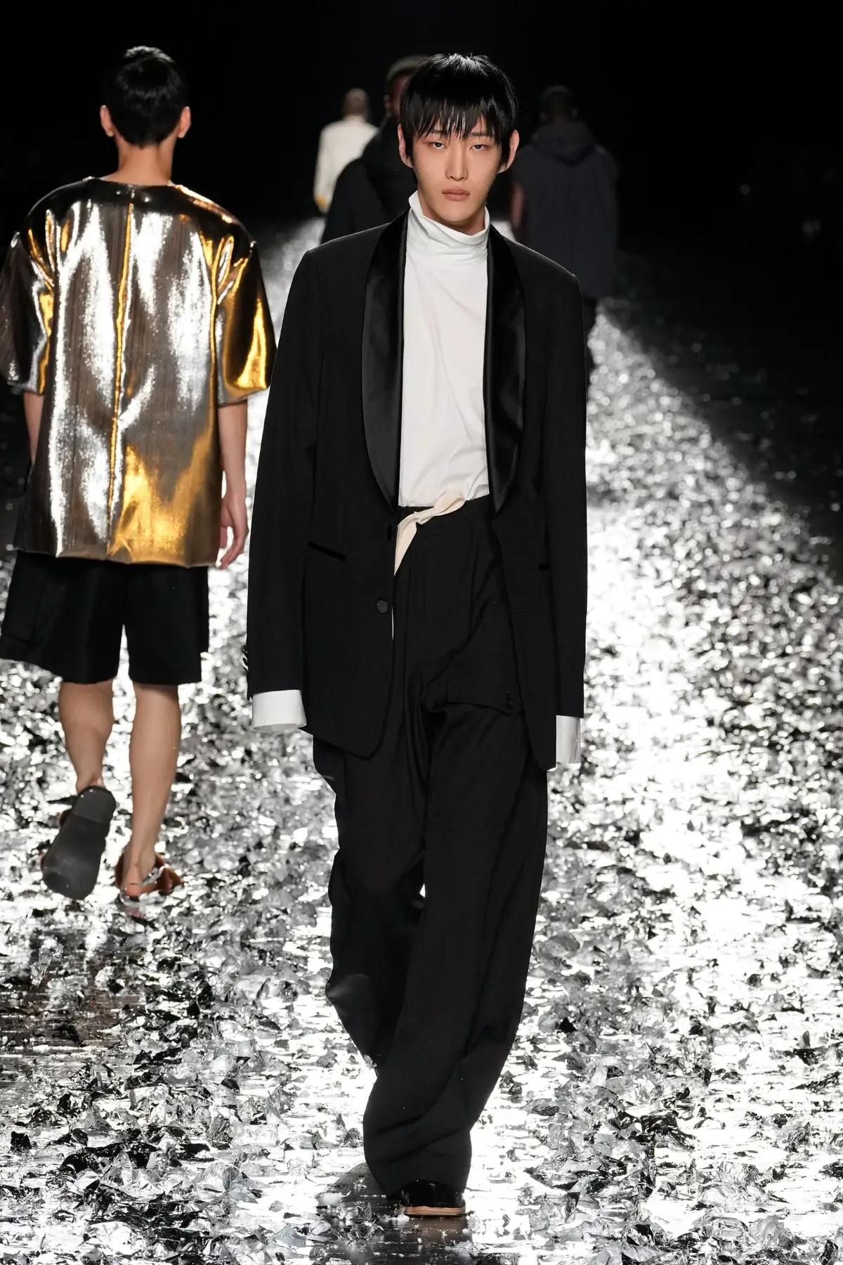 Dries Van Noten fait ses adieux avec un défilé pour l'éternité
