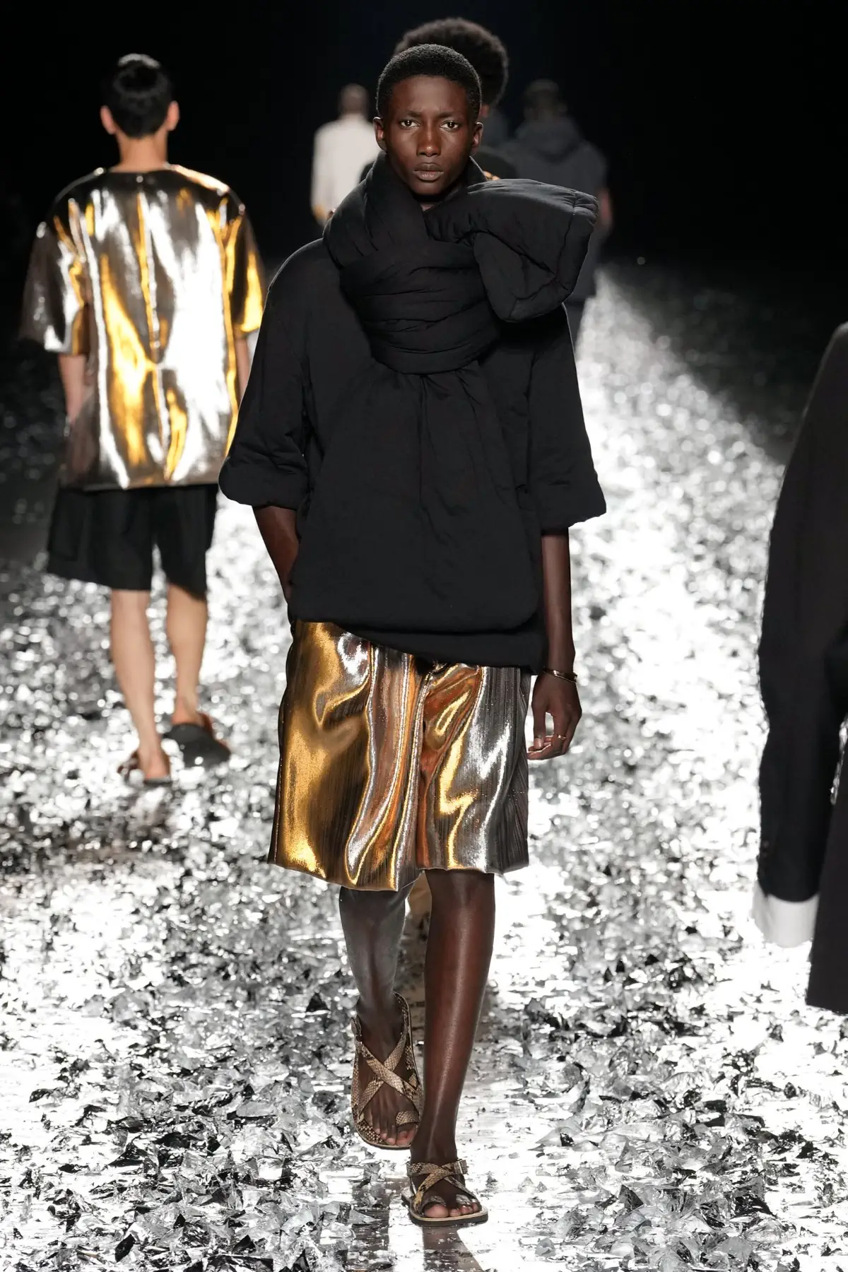 Dries Van Noten fait ses adieux avec un défilé pour l'éternité