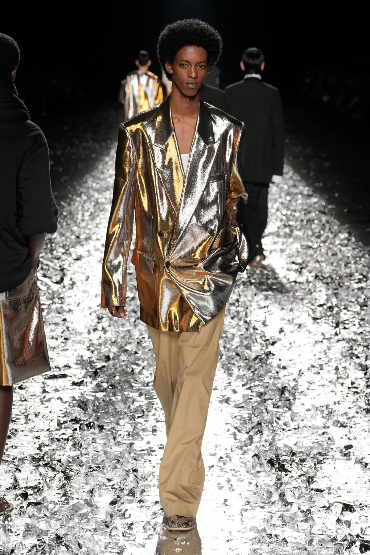 Dries Van Noten fait ses adieux avec un défilé pour l'éternité