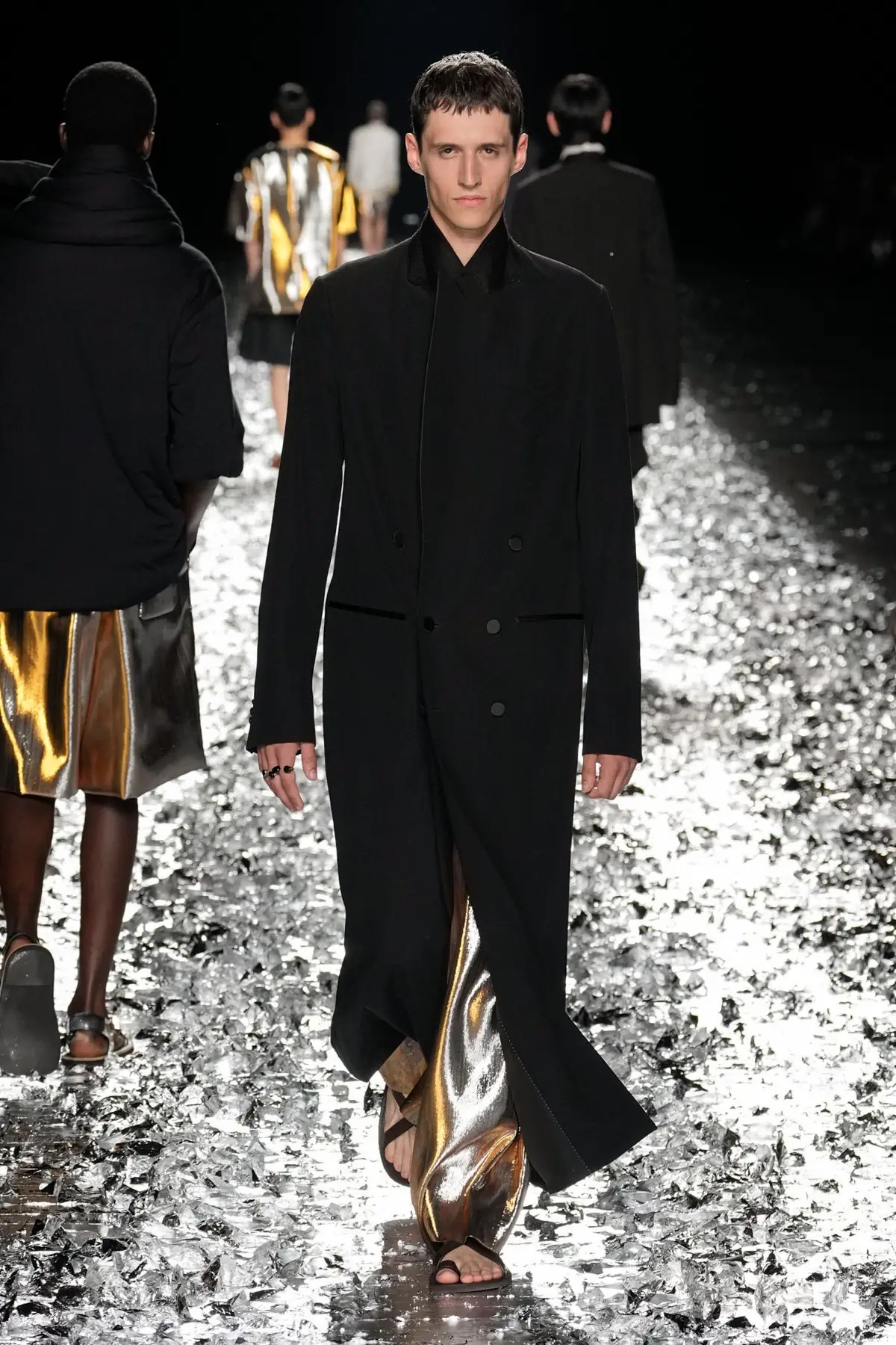 Dries Van Noten fait ses adieux avec un défilé pour l'éternité