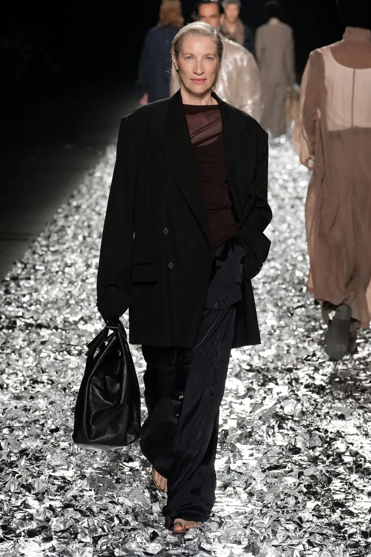 Dries Van Noten fait ses adieux avec un défilé pour l'éternité