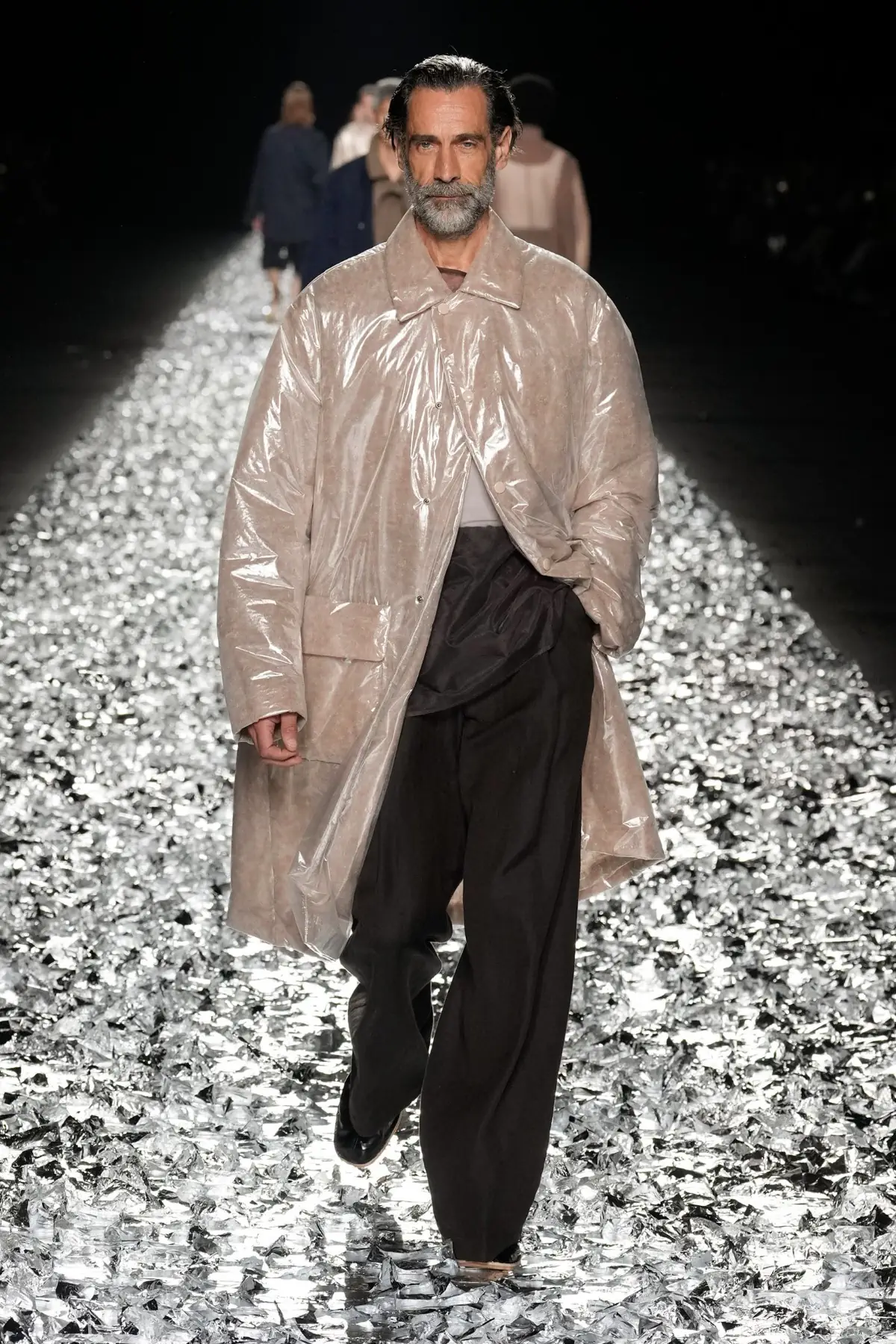 Dries Van Noten fait ses adieux avec un défilé pour l'éternité