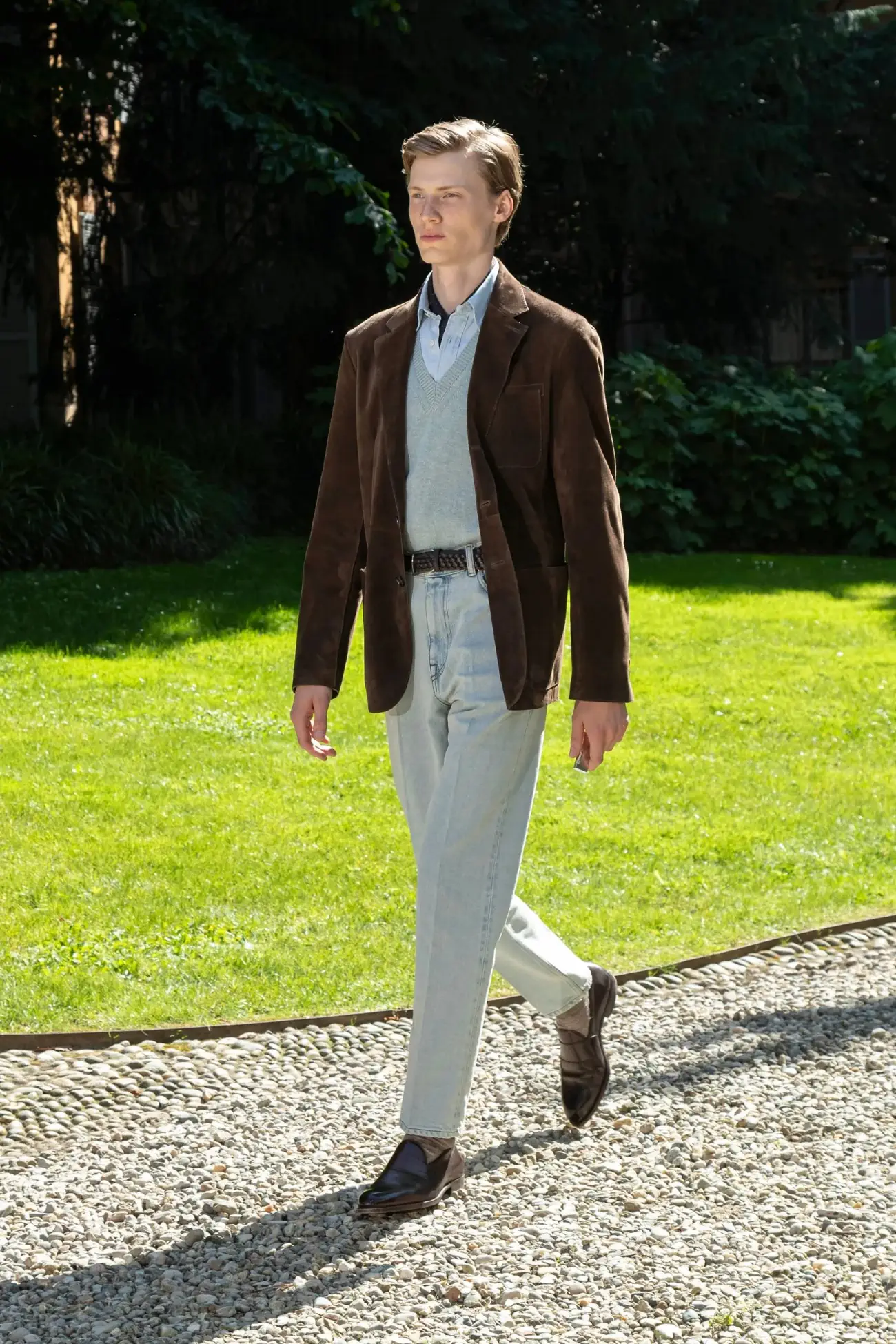 La collection Printemps 2025 de dunhill, une leçon d'élégance sartoriale britannique